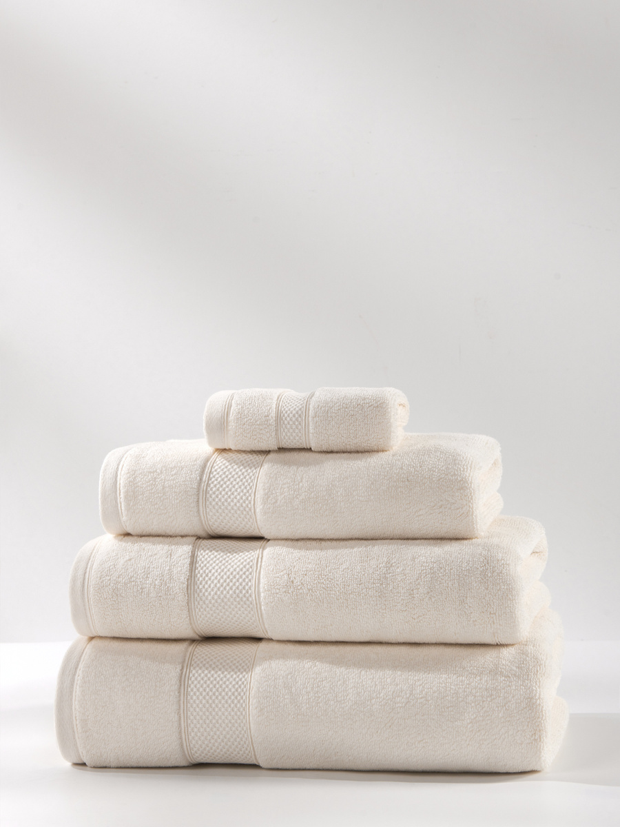 Kremowy puchaty ręcznik kąpielowy 650 g/m² Leo Spod Igły i Nitki – luksusowy relaks.