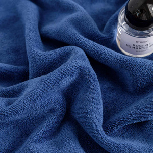 Granatowy szybkoschnący ręcznik 380g/m2 z pętelką ACTIV Spod Igły i Nitki – idealny na siłownię.