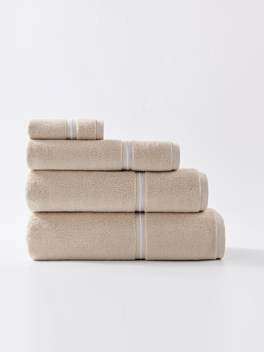 Beżowy ręcznik z bawełny frotte 500 g/m², złota biza Spod Igły i Nitki – luksusowe SPA.