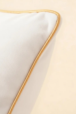 Biała świąteczna welwetowa poszewka dekoracyjna 45×45 cm MERRY Spod Igły i Nitki – elegancka metamorfoza.