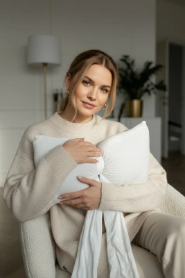 Biała welwetowa poduszka dekoracyjna 40x23 cm kokarda Spod Igły i Nitki – świąteczna metamorfoza