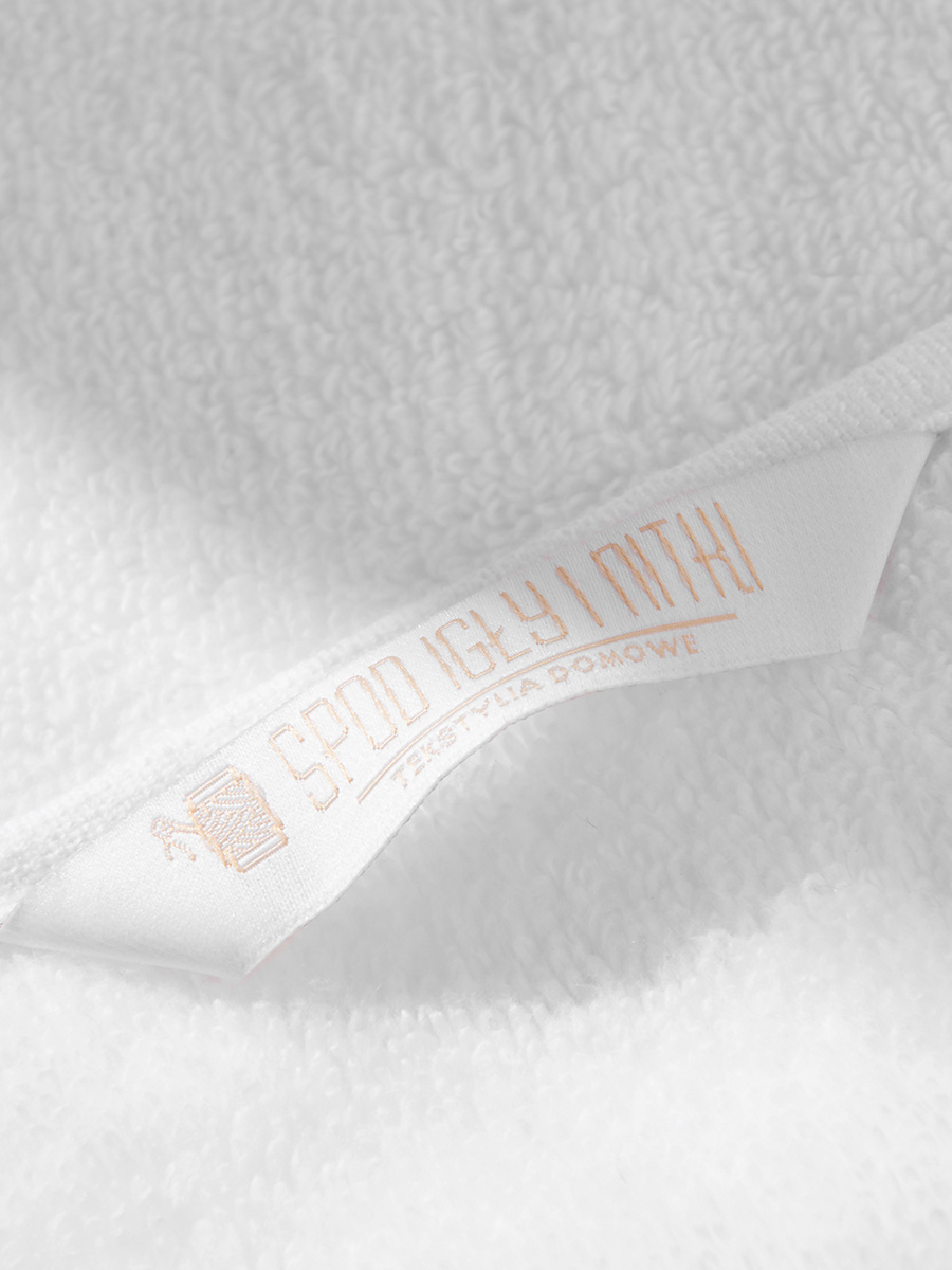 Biały ręcznik premium z złotą bizą 100% bawełna frotte 500 g/m² Spod Igły i Nitki – elegancja i komfort