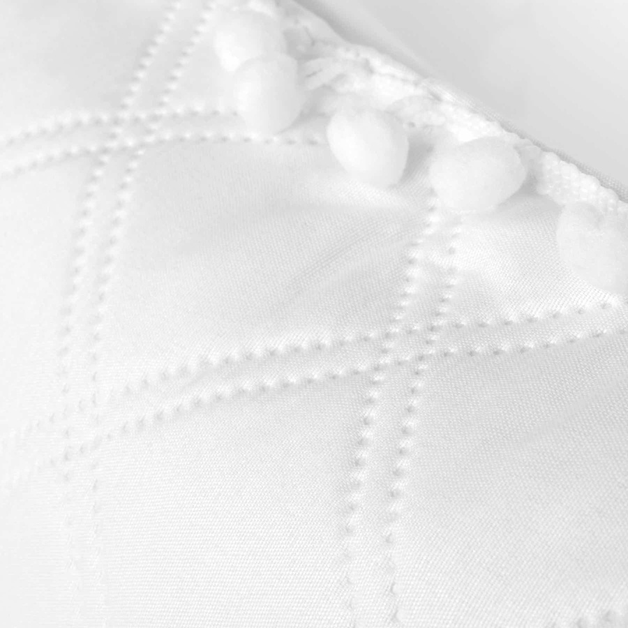 Biała poszewka dekoracyjna z pomponami POMPOO Spod Igły i Nitki – upiększenie sypialni