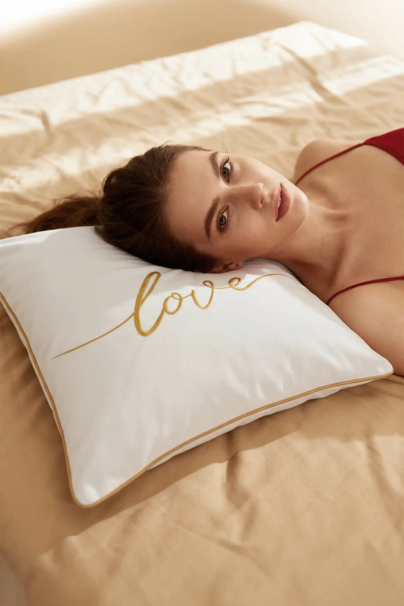 Biała aksamitna poszewka dekoracyjna 45x45 cm Love Spod Igły i Nitki – elegancja i blask