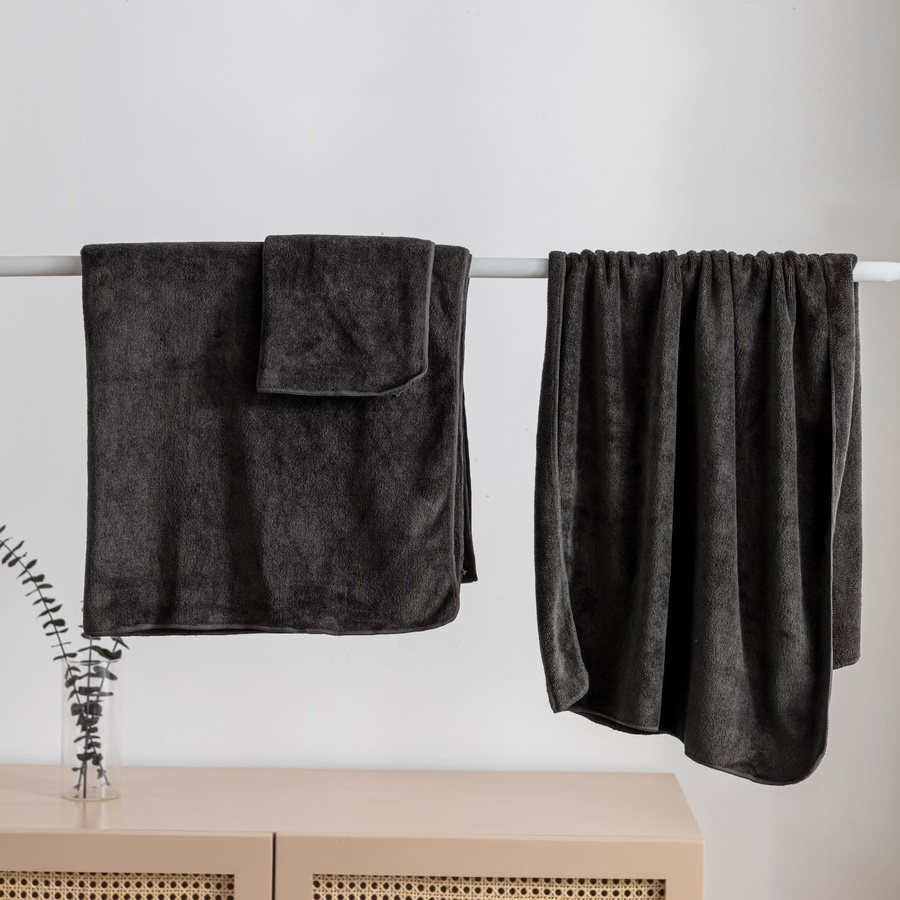 Czarny szybkoschnący ręcznik 380g/m2 z pętelką ACTIV Spod Igły i Nitki – idealny na siłownię