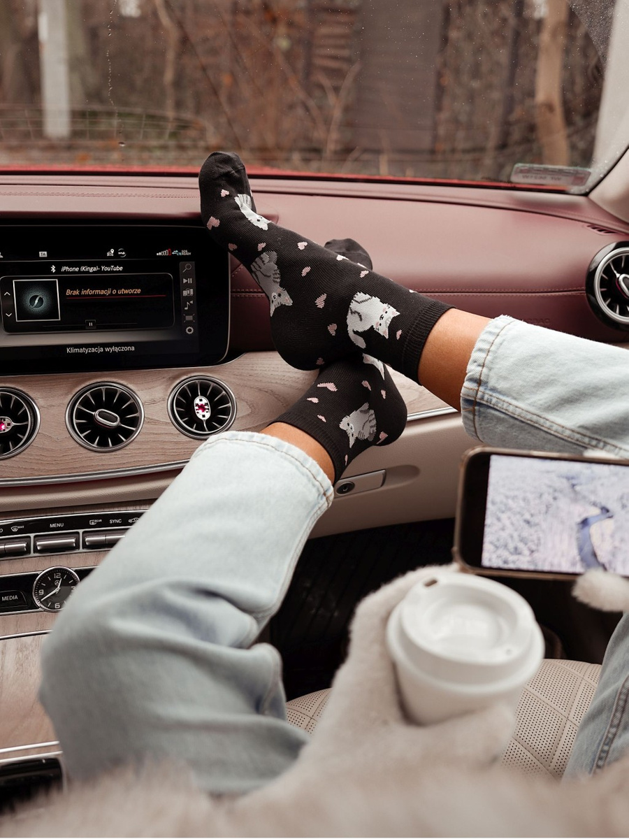 Czarne skarpetki damskie Koty i Serduszka 75% bawełna Milena – wygoda na co dzień