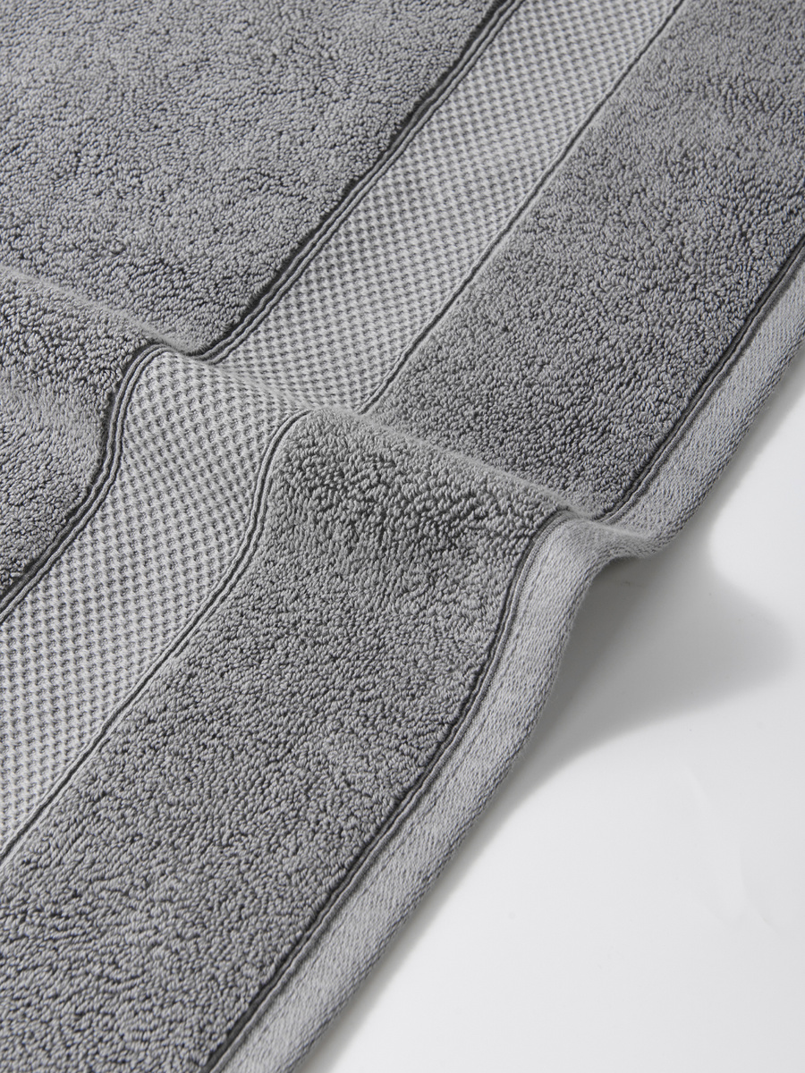 Szary ręcznik kąpielowy z bawełny premium 650 g/m² Leo Spod Igły i Nitki – luksusowy relaks.