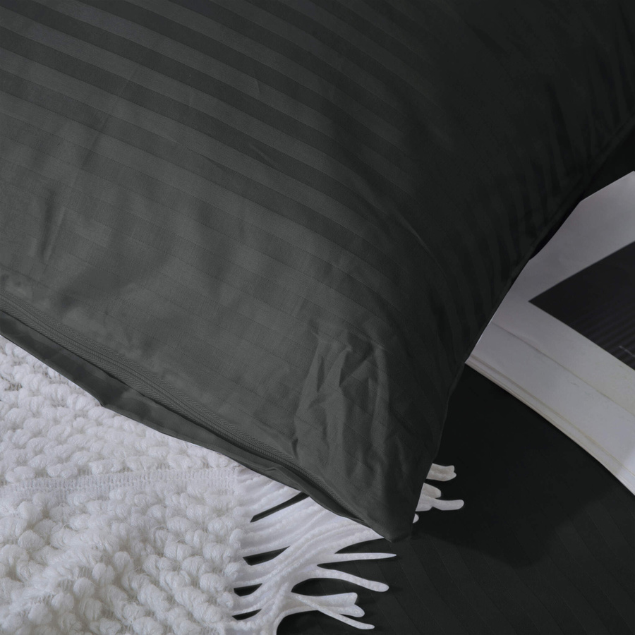 Czarna adamaszkowa poszewka Spod Igły i Nitki – luksus i komfort snu