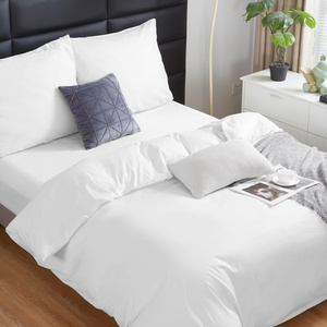 Biała elegancka pościel damska 120g/m2 z satyny bawełnianej Spod Igły i Nitki – komfortowy sen.