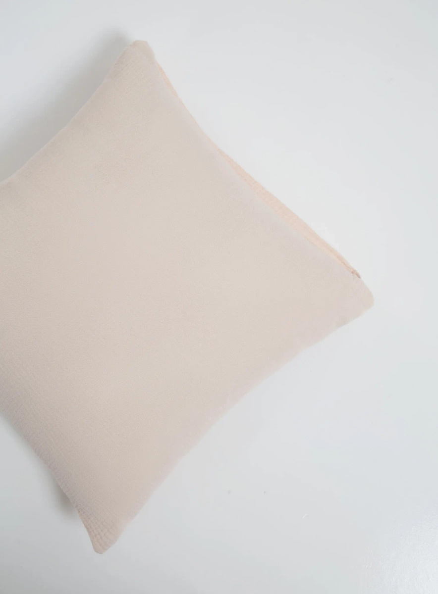 Beżowa muślinowa poszewka 40x40 cm Spod Igły i Nitki – eteryczny komfort i miękkość
