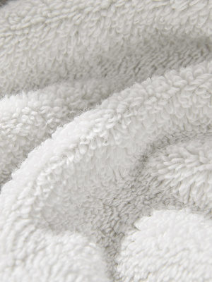 Szary ręcznik z białą bizą 70x140 cm model Libre Spod Igły i Nitki – elegancja i komfort.