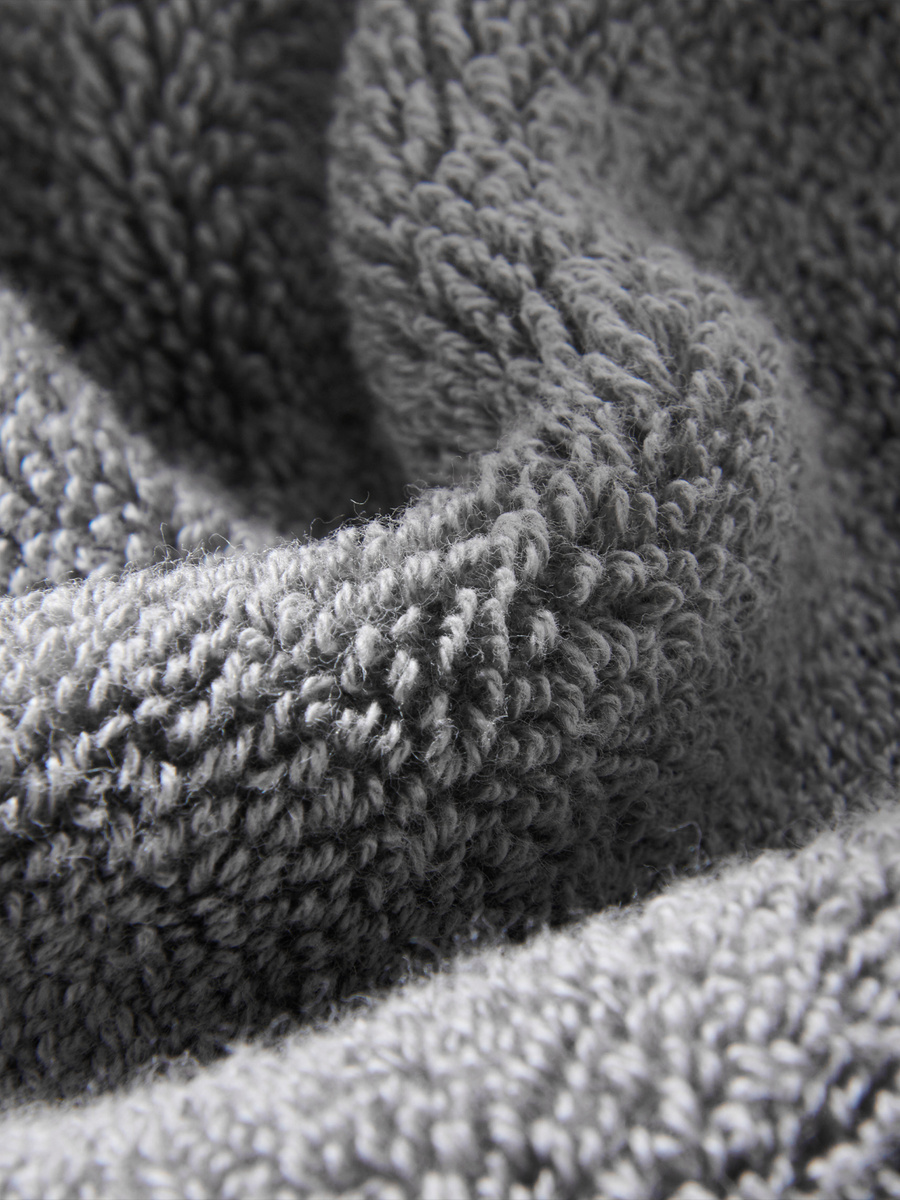 Szary ręcznik kąpielowy z bawełny premium 650 g/m² Leo Spod Igły i Nitki – luksusowy relaks.