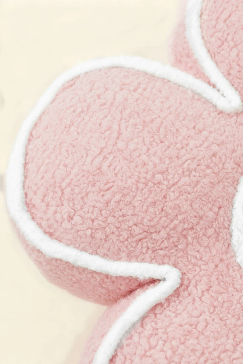 Pudrowa poduszka dekoracyjna Kwiatek 50x15 cm Spod Igły i Nitki – wyjątkowy komfort