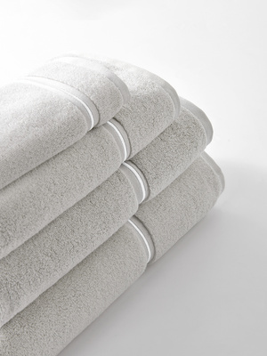 Szary ręcznik z białą bizą 70x140 cm model Libre Spod Igły i Nitki – elegancja i komfort.