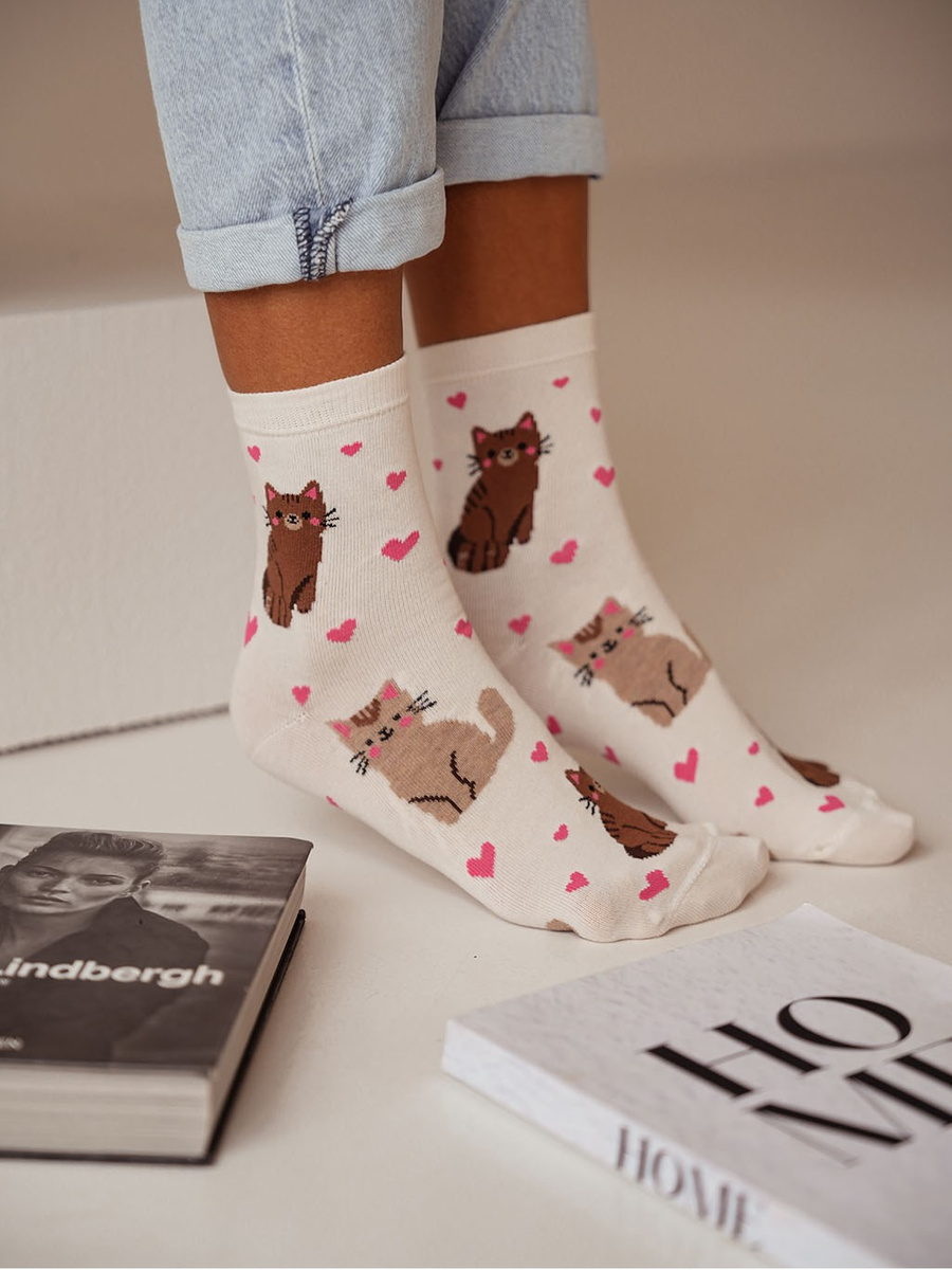 Ecru skarpetki damskie Koty i Serduszka 75% bawełna Milena – wygoda na co dzień