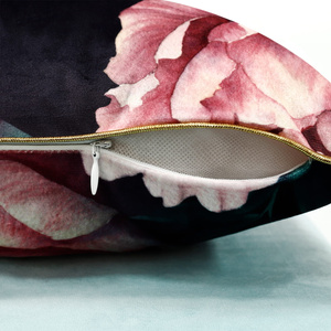 Ciemna kwiatowa poszewka dekoracyjna z zamkiem PEONY DARK Spod Igły i Nitki – idealna do salonu i sypialni