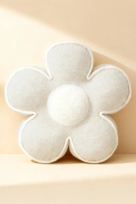 Beżowa miękka poduszka dekoracyjna 50 cm Flower Spod Igły i Nitki – relaks i styl