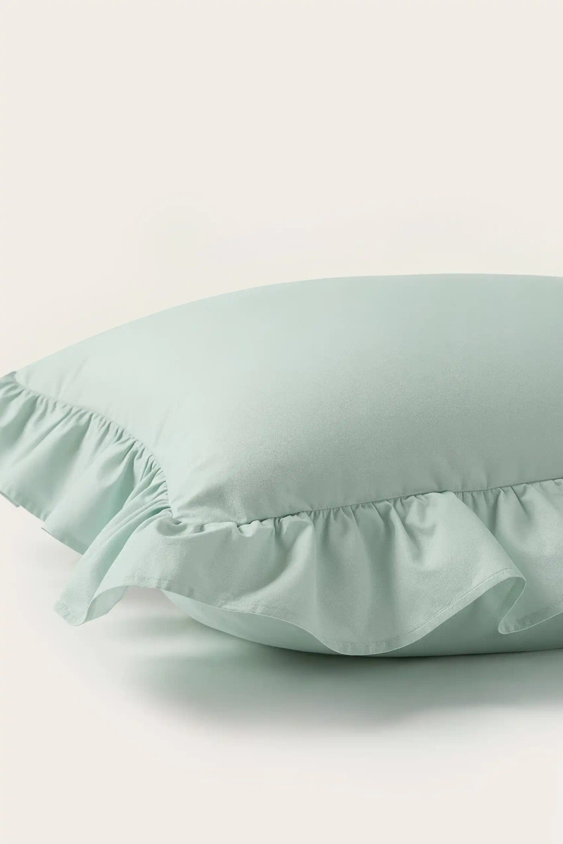 Szałwiowa falbanka poszewka satynowa 50x70 cm Ruffy Premium Spod Igły i Nitki – Komfort i elegancja.