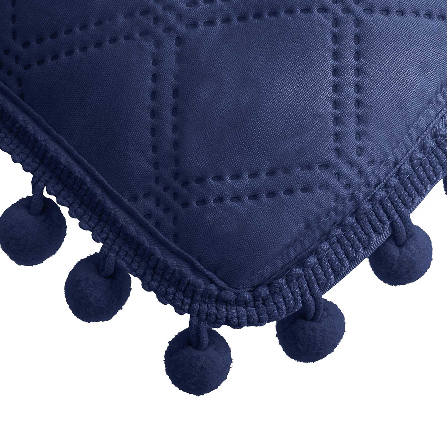 Granatowa pikowana poszewka z pomponami POMPOO Spod Igły i Nitki – upiększa wnętrze