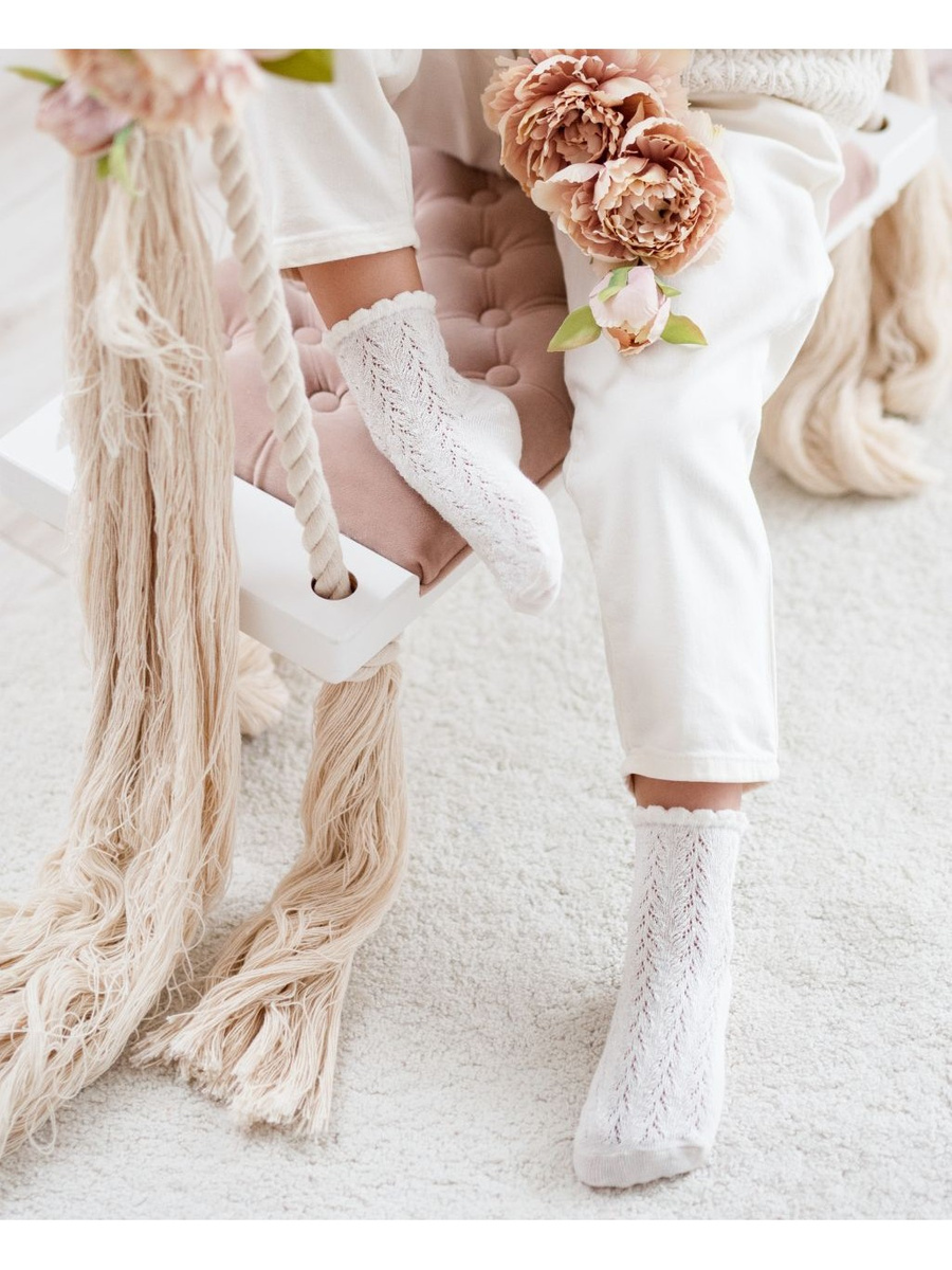Ecru ażurowe skarpety dziecięce Milena – komfort i elegancja na co dzień.
