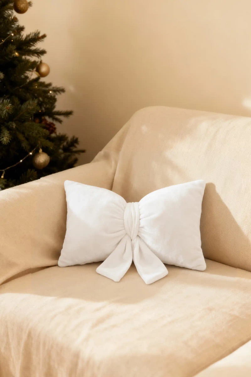 Biała welwetowa poduszka dekoracyjna 35×20 cm Spod Igły i Nitki – świąteczna metamorfoza