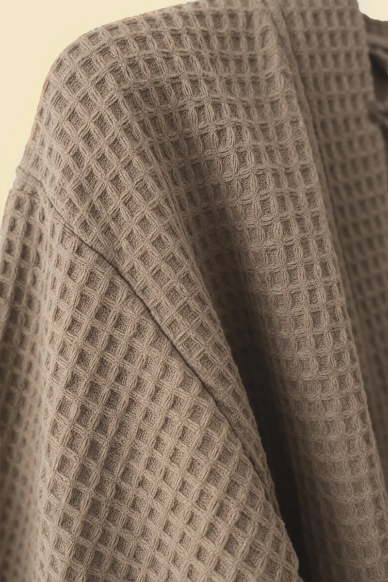 Ciemny beż szlafrok unisex z kołnierzem kimono 280 g/m² WAFEL Spod Igły i Nitki – oddychająca bawełna