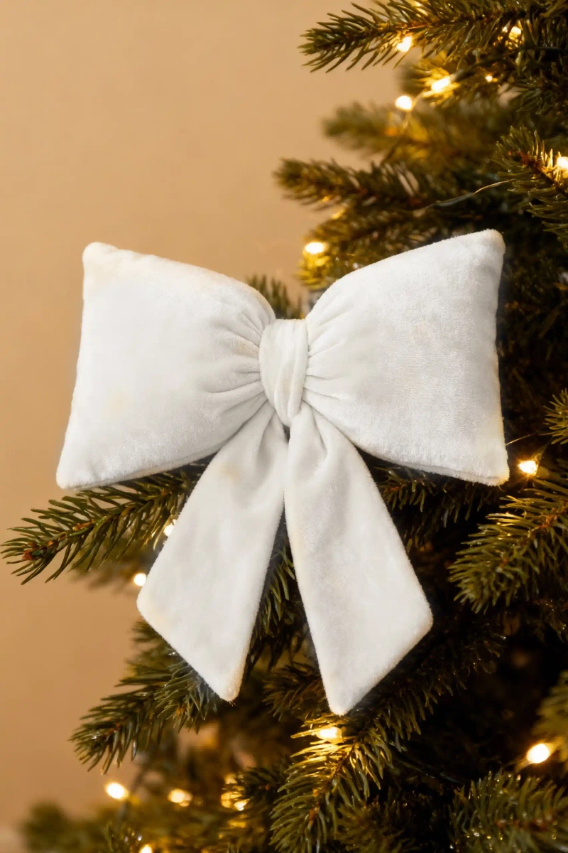 Biała welwetowa poduszka dekoracyjna 35×20 cm Spod Igły i Nitki – świąteczna metamorfoza