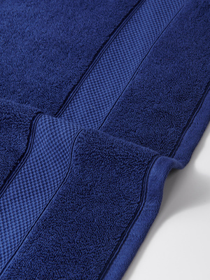 Granatowy ręcznik kąpielowy z bawełny premium 650 g/m² Leo Spod Igły i Nitki – luksus i relaks.