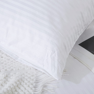 Biała adamaszkowa poszewka 100% bawełna Spod Igły i Nitki – luksusowy komfort snu