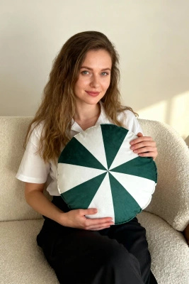 Zielona aksamitna poduszka świąteczna 38x38 cm Cukierek Spod Igły i Nitki – świąteczny nastrój.