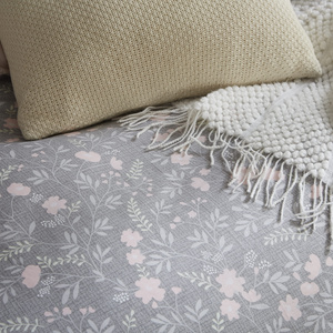 Szara pościel Satynowa z różowymi kwiatami Model S025 Spod Igły i Nitki – luksusowy komfort snu