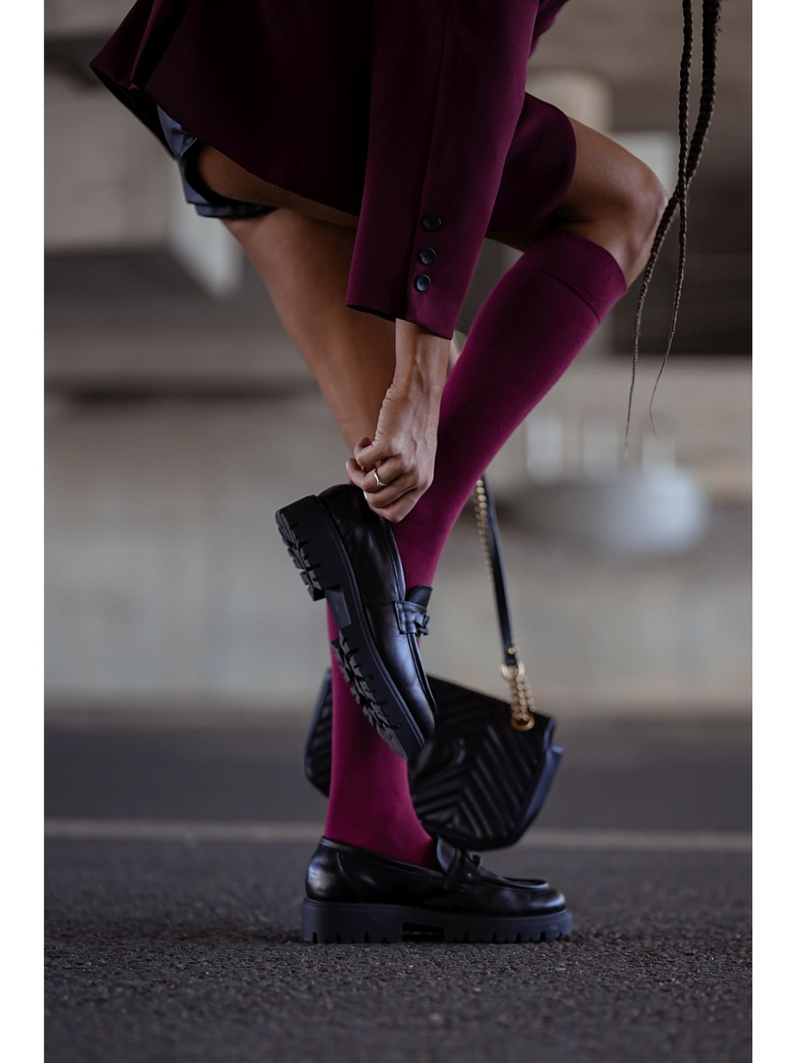 Bordowe gładkie podkolanówki damskie 75% bawełna Milena – elegancja i komfort.