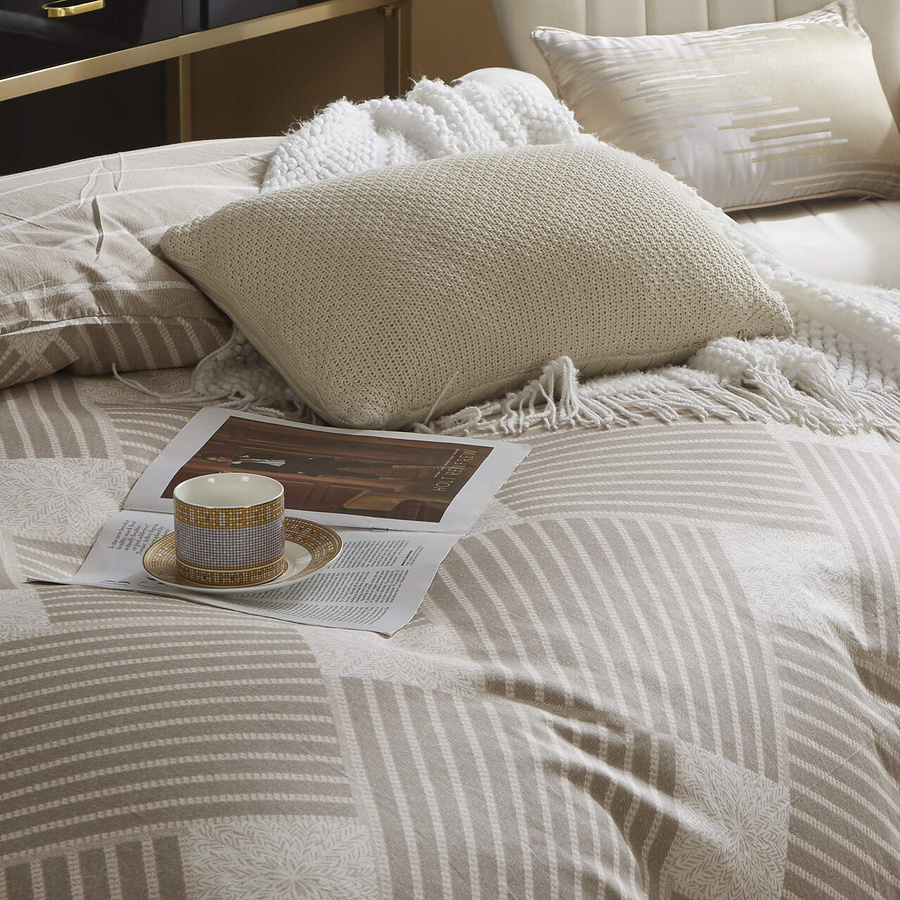 Brązowa geometryczna pościel Satynowa Model XDF 044 Spod Igły i Nitki – komfort i styl