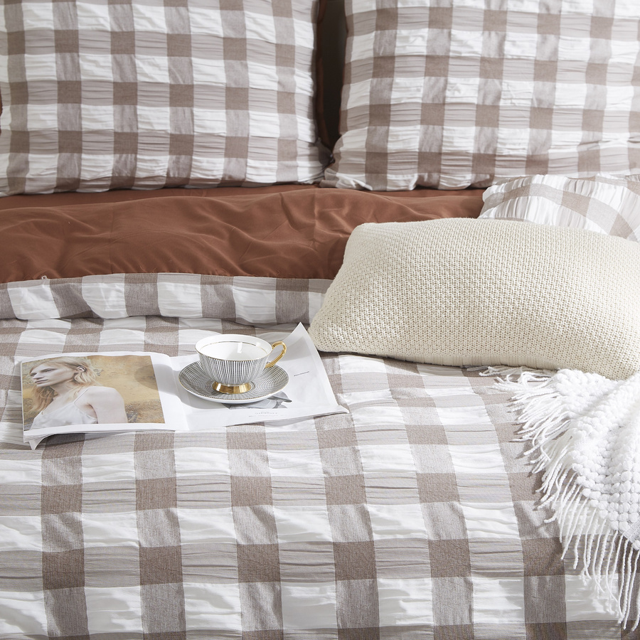 Brązowa marszczona pościel z zamkiem Spod Igły i Nitki – komfortowy sen