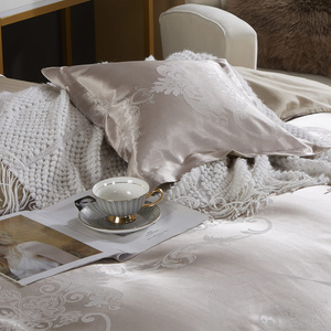 Kremowa atłasowa pościel 120 g/m2 model AT015 Spod Igły i Nitki – luksusowy komfort snu