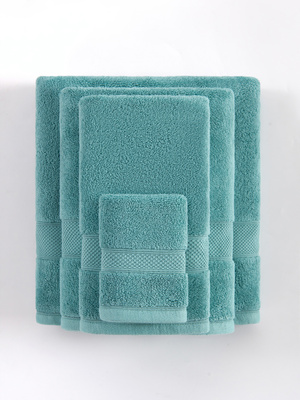 Lazurowy puchaty ręcznik kąpielowy 650 g/m² personalizacja Spod Igły i Nitki – luksusowy relaks.