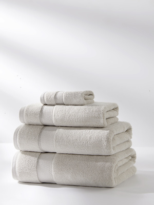 Kaszmirkowy miękki ręcznik kąpielowy 650 g/m² Leo Spod Igły i Nitki – luksusowy relaks.