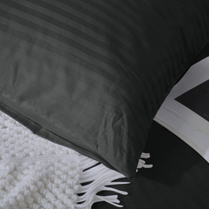 Czarna adamaszkowa poszewka Spod Igły i Nitki – luksus i komfort snu