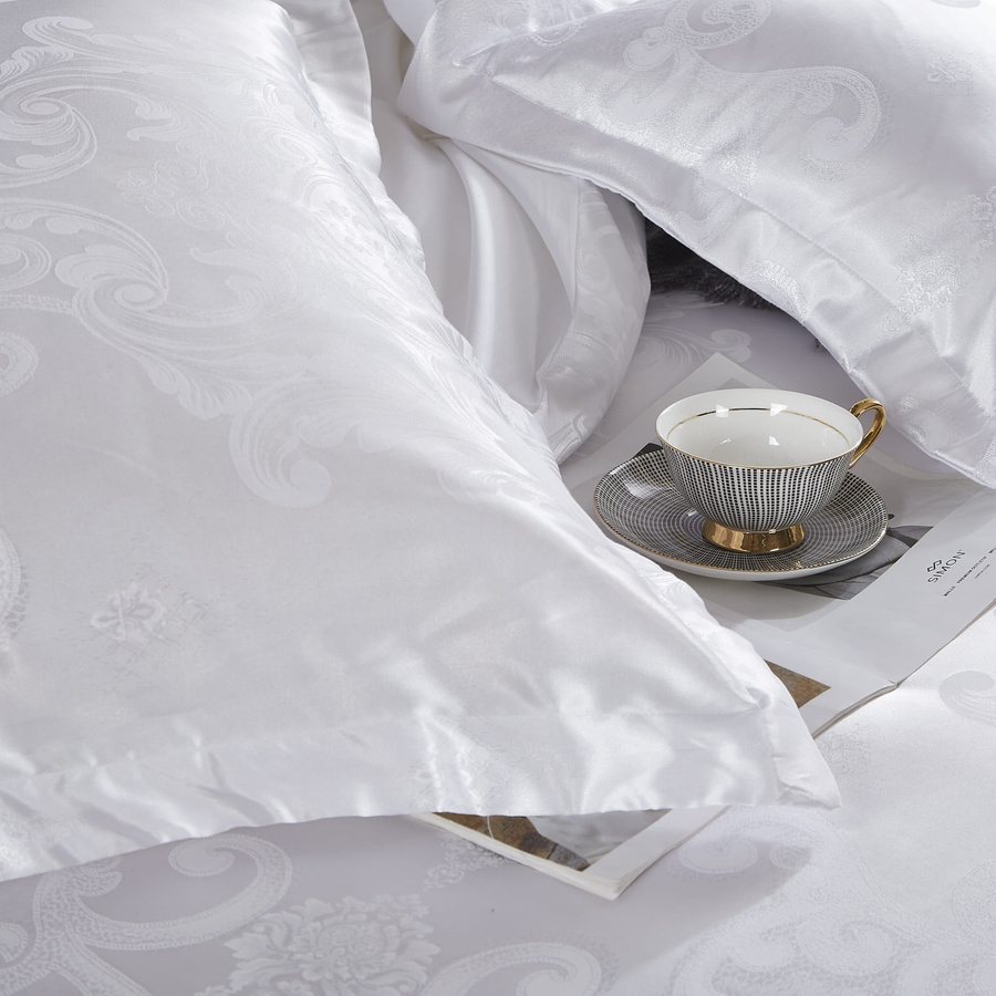 Kremowa atłasowa pościel 120 g/m2 Model AT004 Spod Igły i Nitki – komfortowy sen