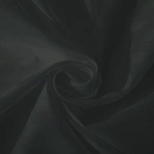 Czarna adamaszkowa poszewka Spod Igły i Nitki – luksus i komfort snu