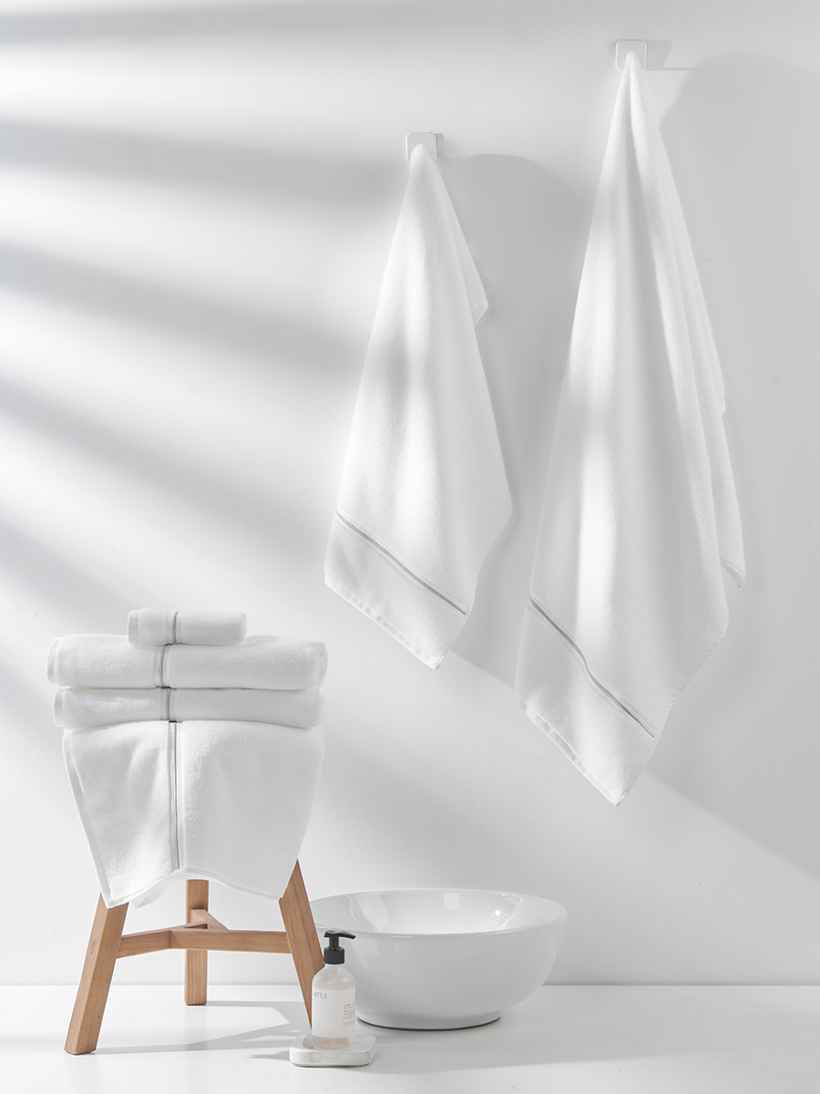 Biały ręcznik bawełna frotte 500 g/m² złota biza Spod Igły i Nitki – elegancki do SPA