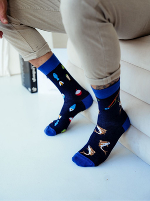 Granatowe skarpety męskie wzorowane Wędkarstwo 75% bawełna 0125 Milena – codzienna wygoda