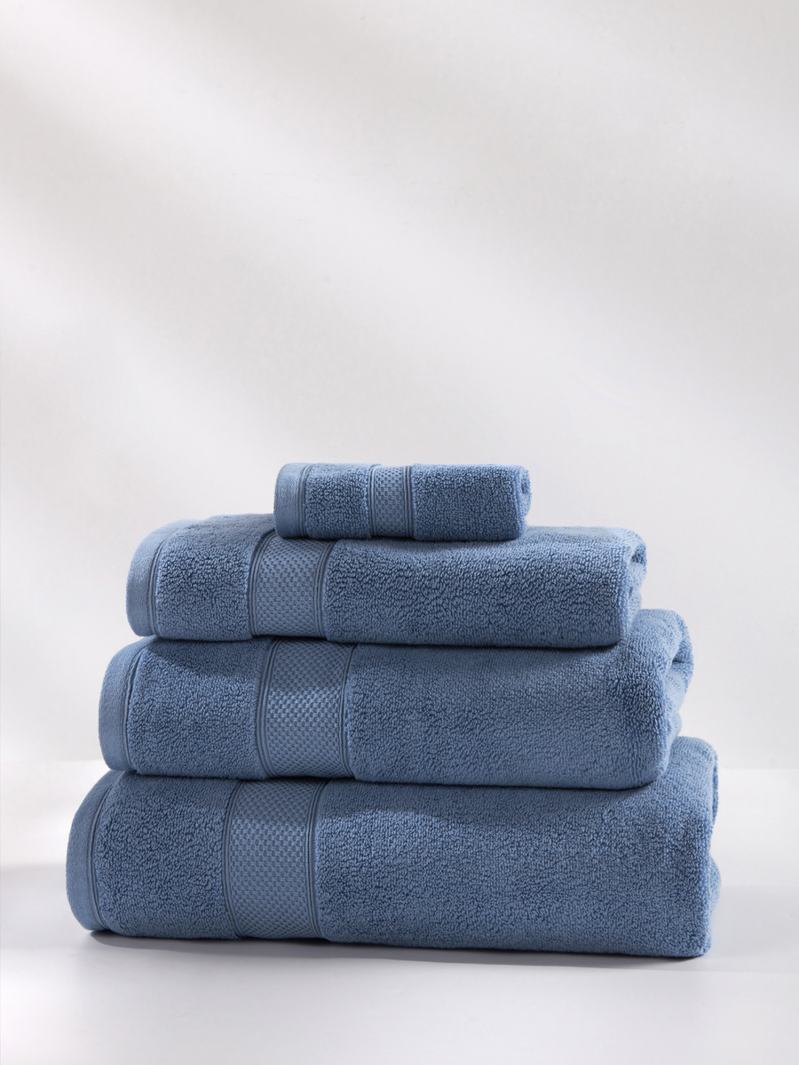 Niebieski ręcznik kąpielowy premium 650g Leo Spod Igły i Nitki – luksus i relaks codziennie