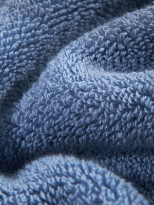 Niebieski ręcznik kąpielowy premium 650g Leo Spod Igły i Nitki – luksus i relaks codziennie