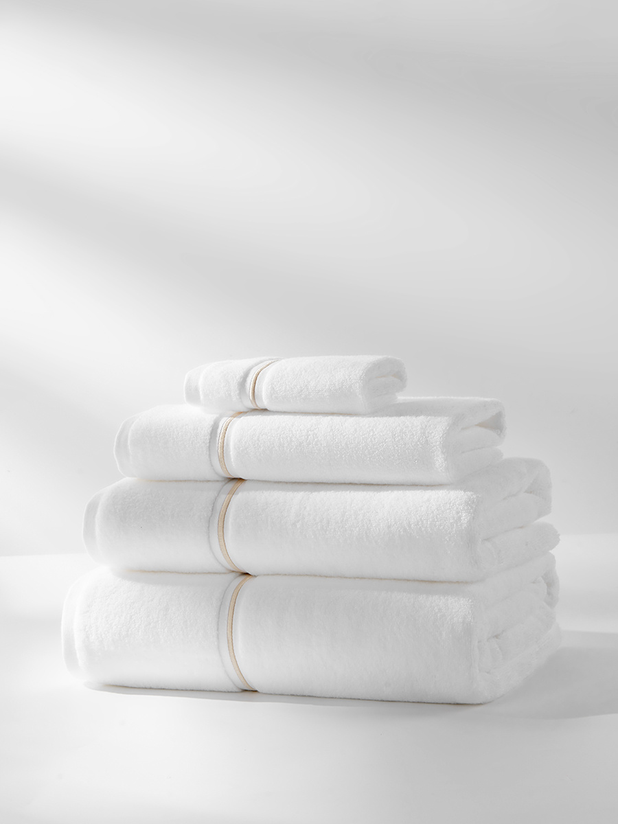 Biały ręcznik premium z złotą bizą 100% bawełna frotte 500 g/m² Spod Igły i Nitki – elegancja i komfort