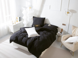 Czarna pościel z mikrofibry ze złotą lamówką 3-częściowy zestaw Spod Igły i Nitki – komfort snu