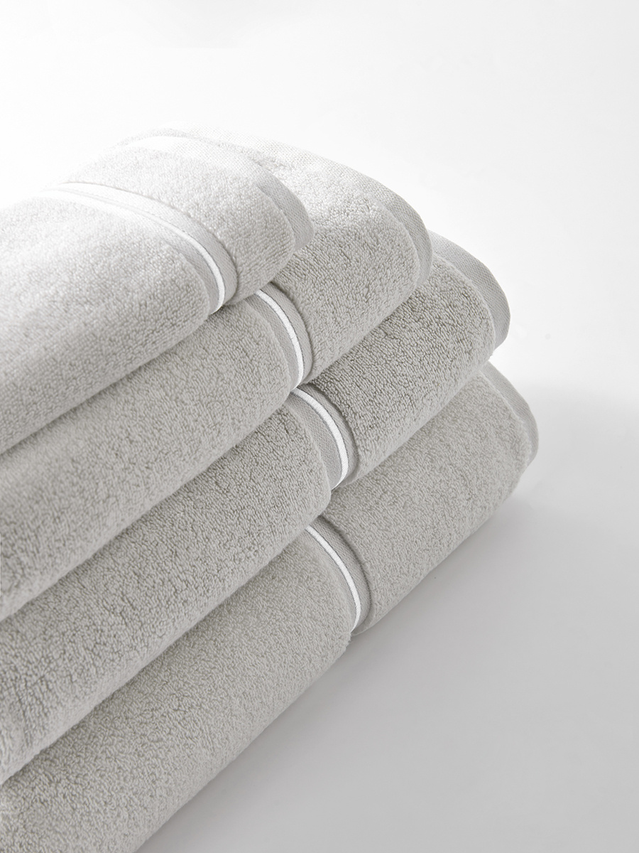 Szary ręcznik z białą bizą 70x140 cm model Libre Spod Igły i Nitki – elegancja i komfort.