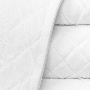 Biały gruby ręcznik z haftem Spod Igły i Nitki – szybkie schnięcie.