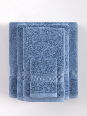 Niebieski ręcznik kąpielowy premium 650g Leo Spod Igły i Nitki – luksus i relaks codziennie