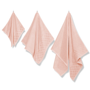 Pudrowy gruby ręcznik z haftem Spod Igły i Nitki – szybkoschnący